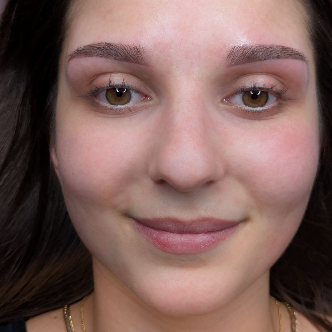 Frisches Permanent Make-up Augenbrauen